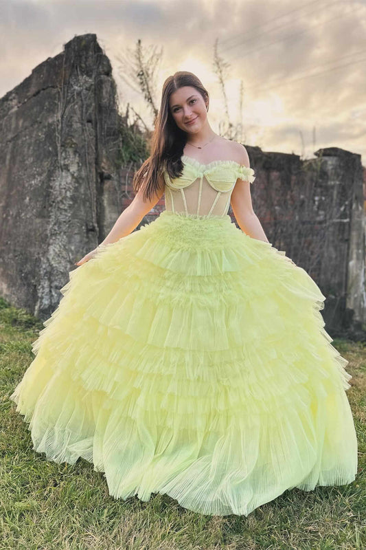 Vestido de fiesta en capas con volantes en amarillo claro y hombros descubiertos