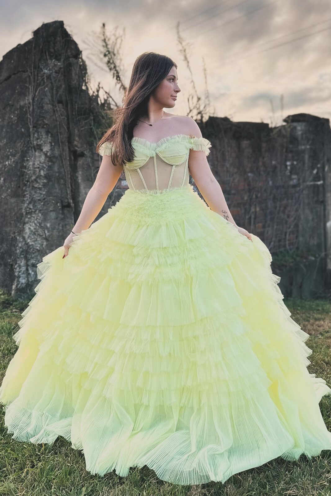 Schulterfreies, hellgelbes Ballkleid mit Rüschen und Lagenmuster