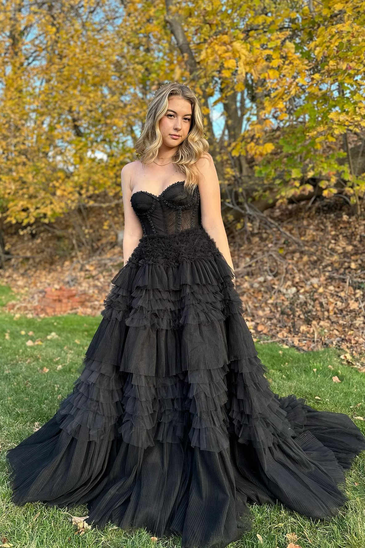Vestido formal de corte A con escote en forma de corazón y cuentas en capas