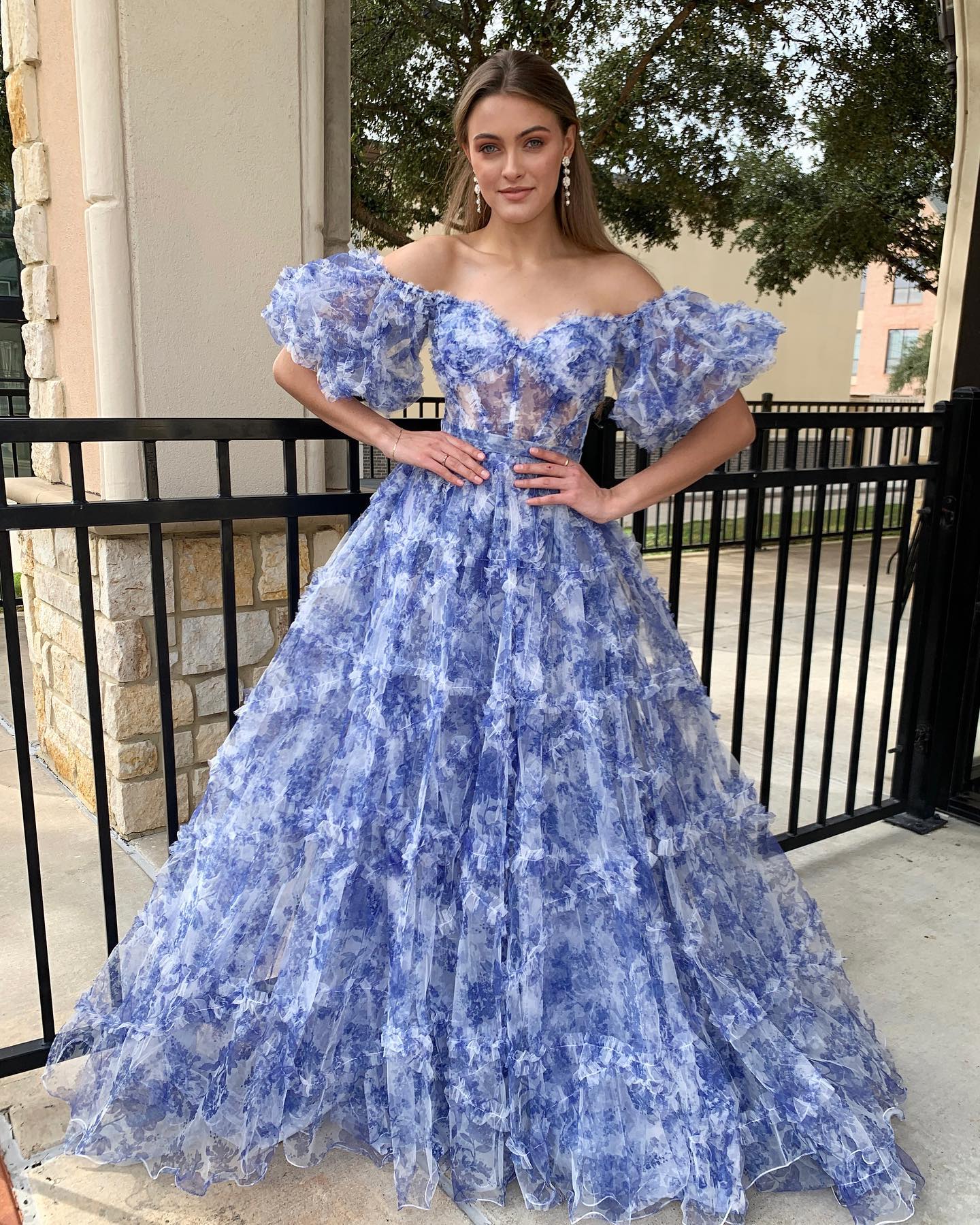 Vestido de fiesta de tul con volantes y estampado floral azul con hombros descubiertos