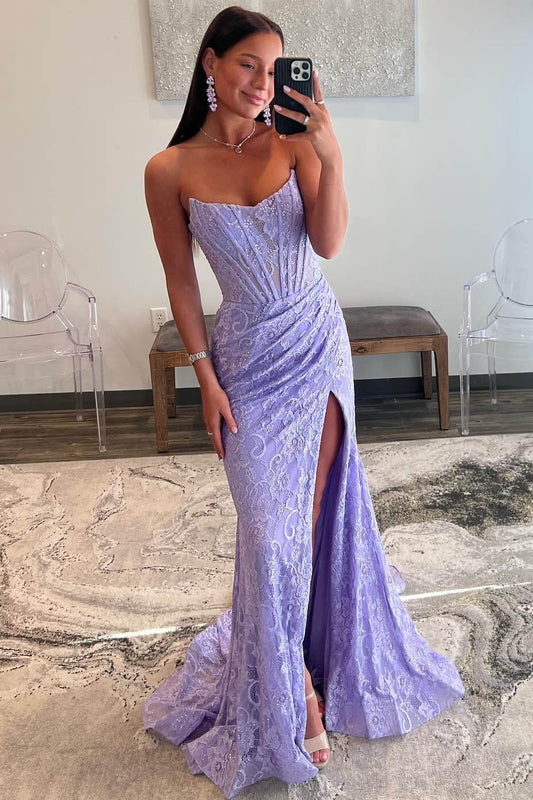 Vestido de fiesta de sirena fruncido con encaje sin tirantes color lavanda y abertura