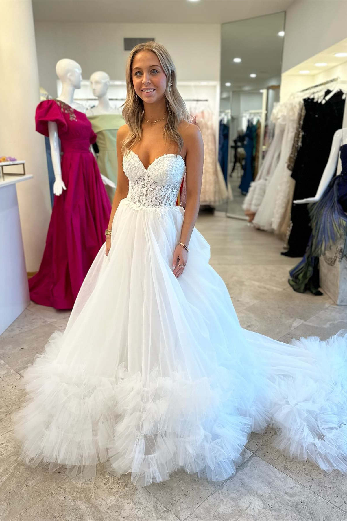 Langes Ballkleid mit Tüllapplikationen und herzförmigem Ausschnitt und Rüschen