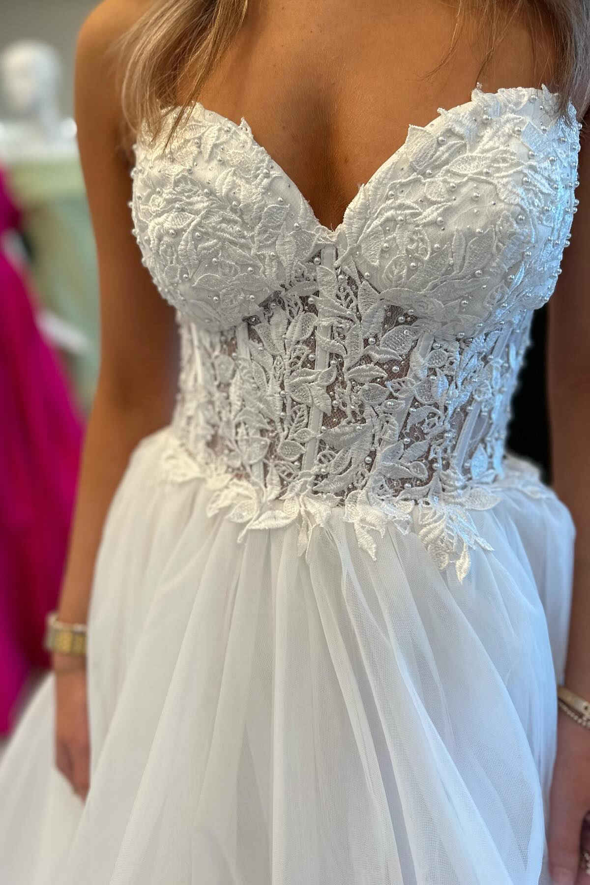 Langes Ballkleid mit Tüllapplikationen und herzförmigem Ausschnitt und Rüschen