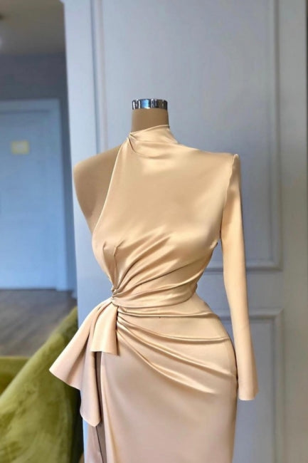 Glamouröse Abendkleider aus Satin mit hohem Halsausschnitt und langen Ärmeln und Schlitz vorne