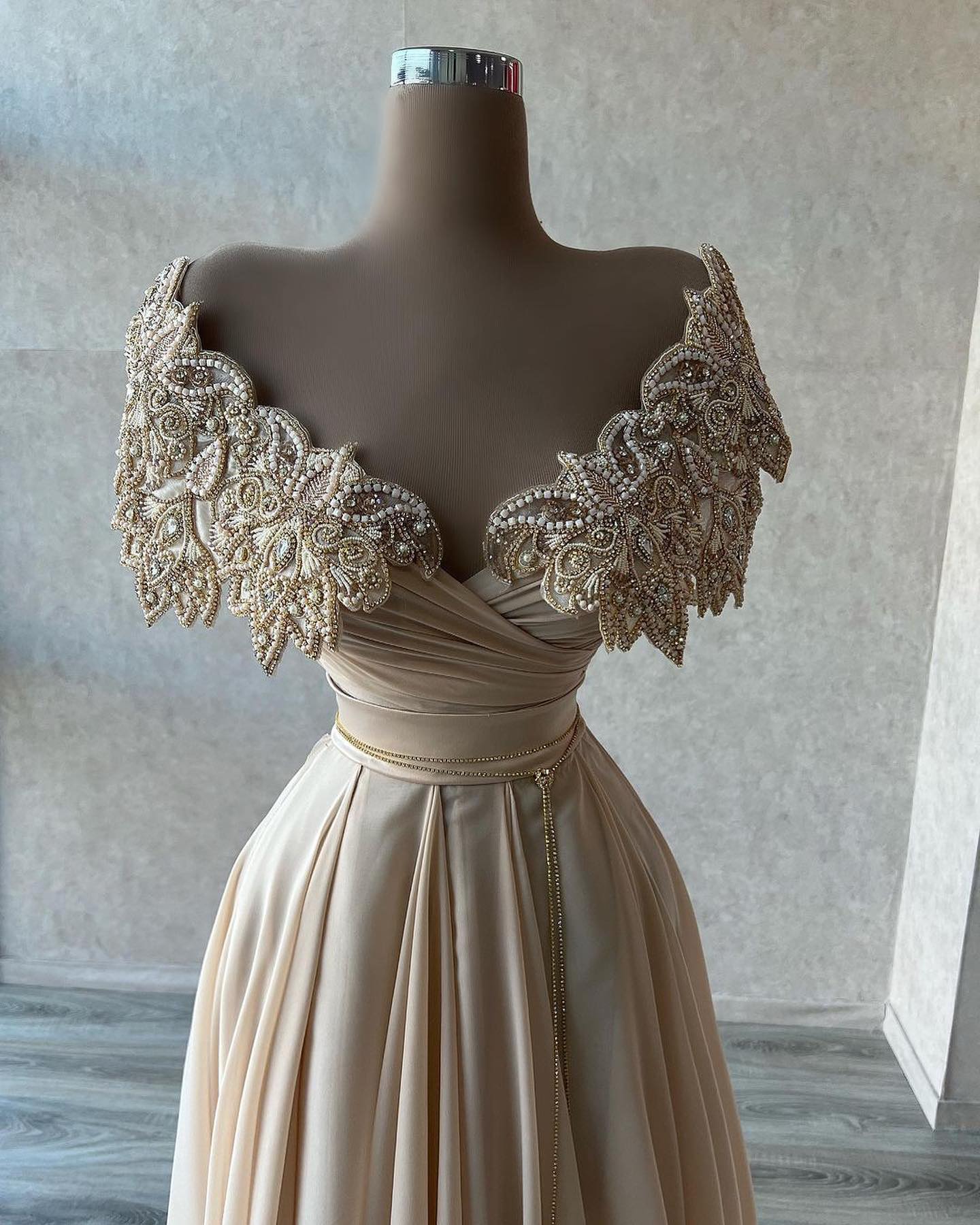 Glamouröses langes schulterfreies Chiffon-Ballkleid in A-Linie