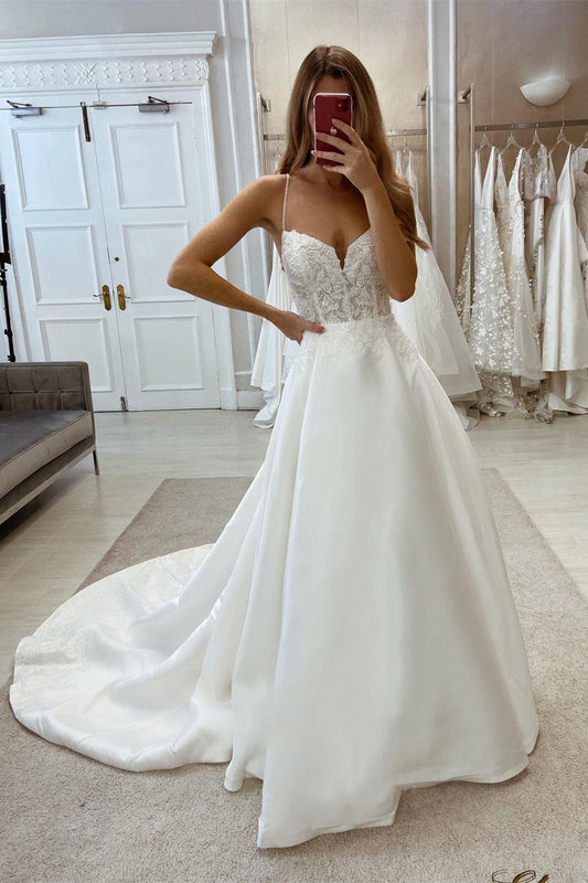 Glamoroso vestido de novia largo de satén con escote en V, sin mangas y corte A con encaje