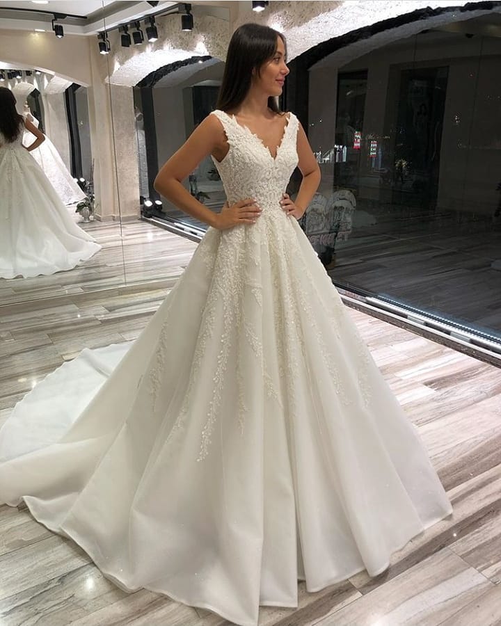 Glamouröses langes ärmelloses A-Linien-Brautkleid mit V-Ausschnitt und Spitze