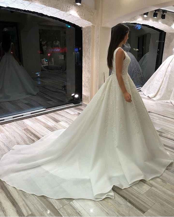 Glamouröses langes ärmelloses A-Linien-Brautkleid mit V-Ausschnitt und Spitze