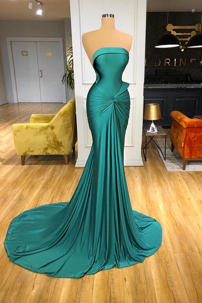 Glamoroso vestido de fiesta largo verde sin tirantes y corte sirena con cola
