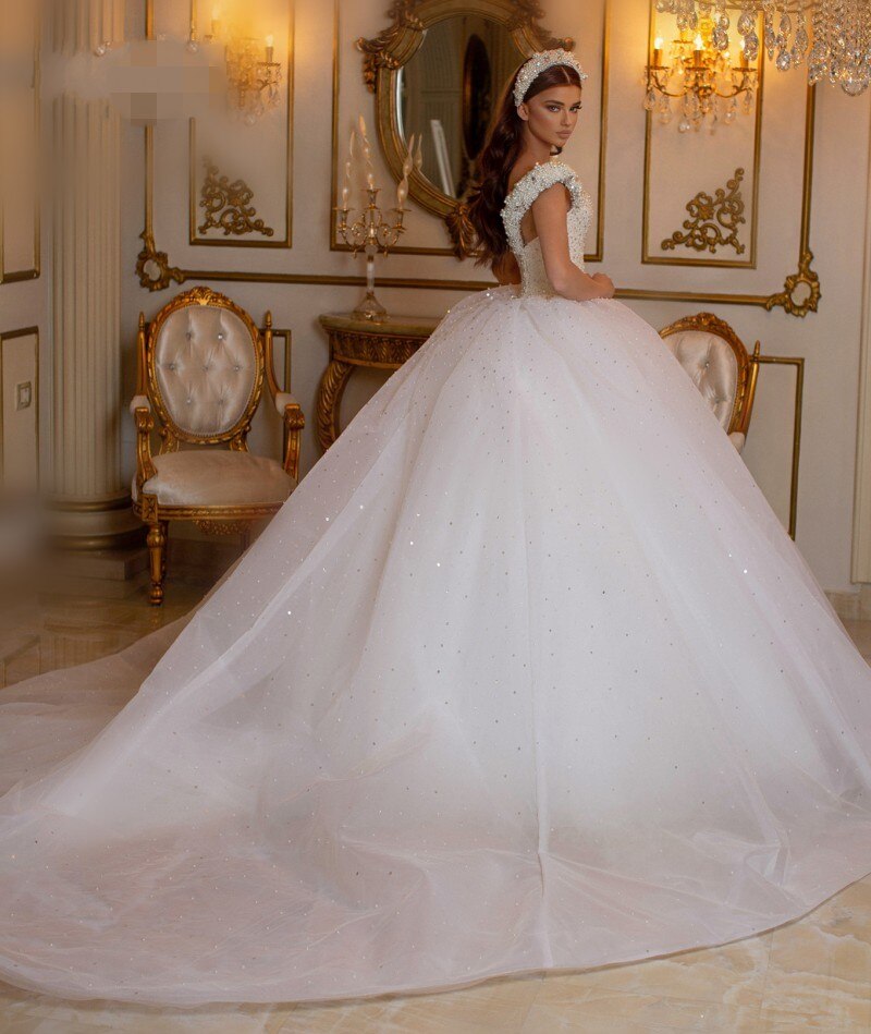 Glamouröses langes Prinzessin-Brautkleid mit schulterfreiem Tüll und Perlen