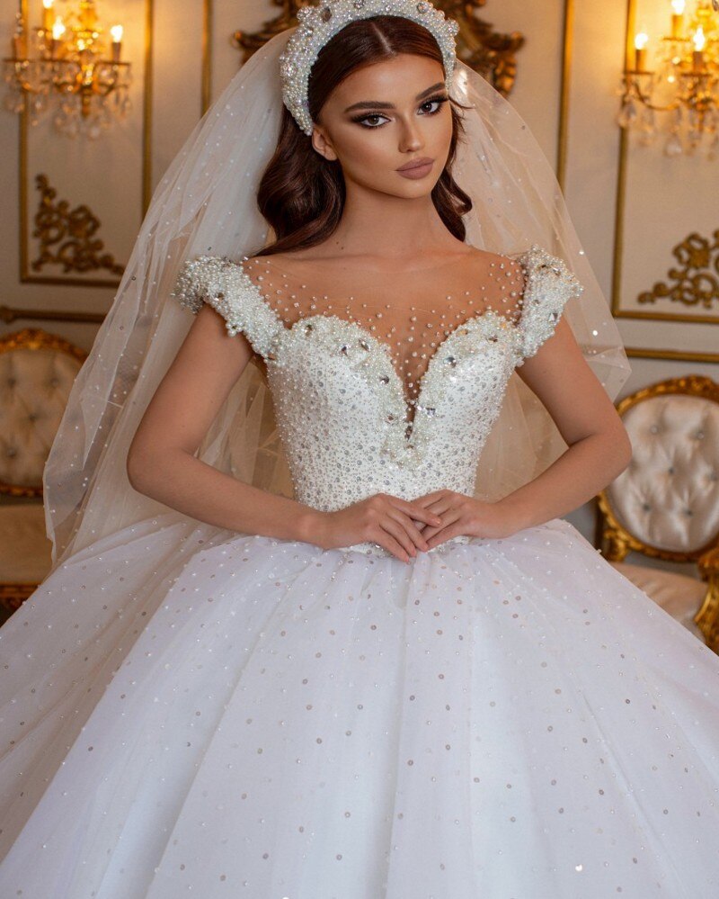 Glamouröses langes Prinzessin-Brautkleid mit schulterfreiem Tüll und Perlen