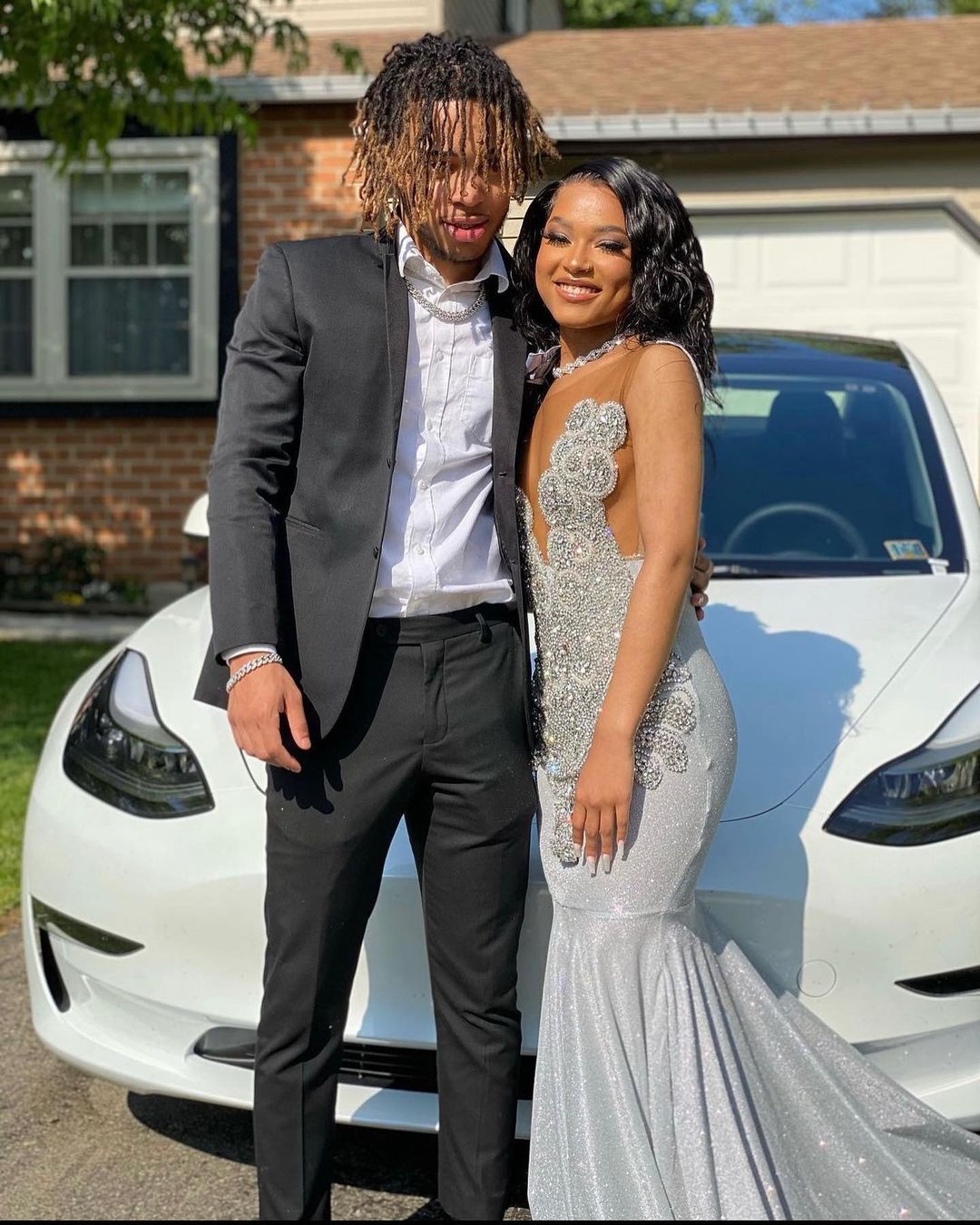 Glamoroso vestido de fiesta largo plateado de sirena con lentejuelas, sin mangas y encaje