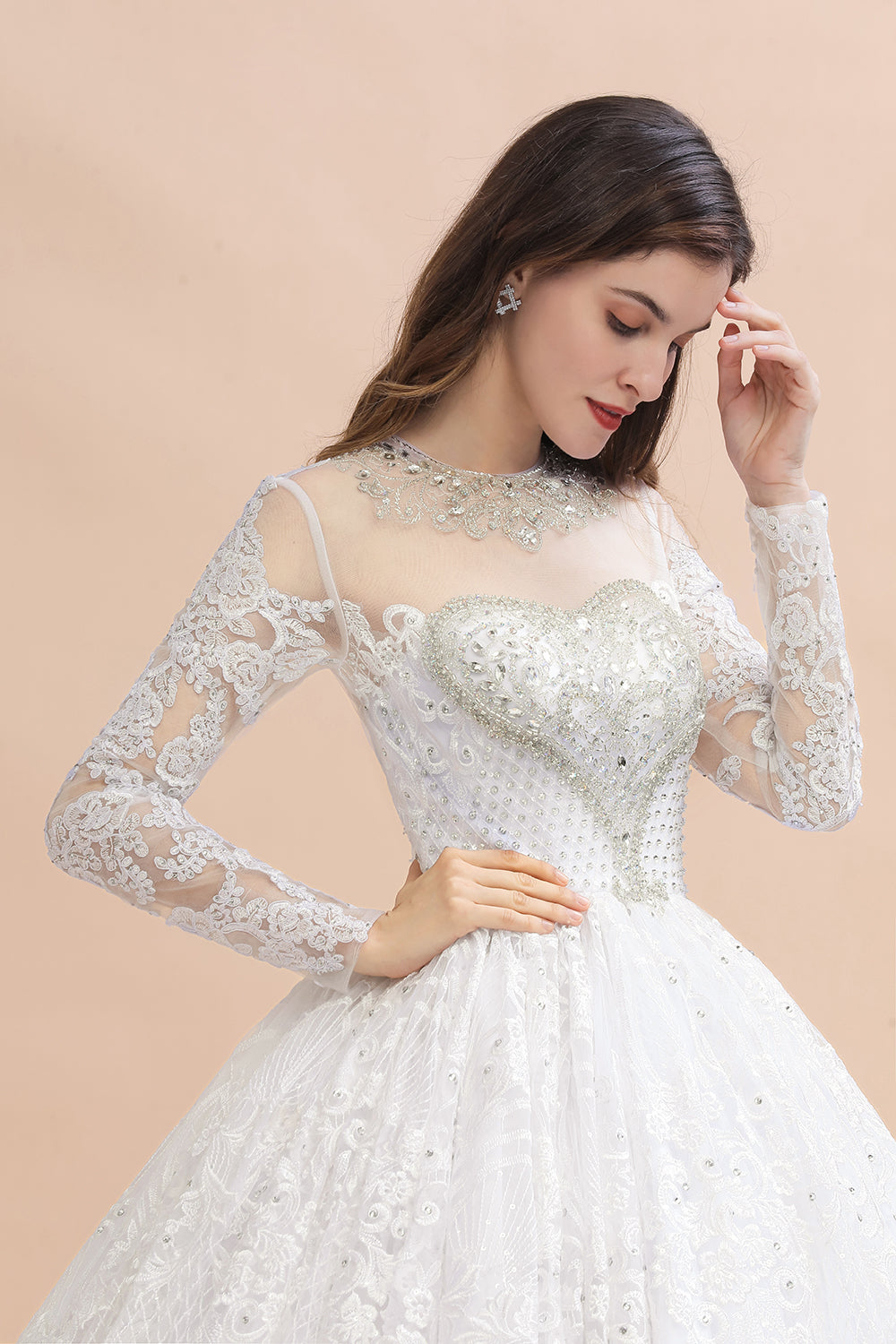 Glamouröses Brautkleid mit langen Ärmeln und Perlen in Weiß/Elfenbein