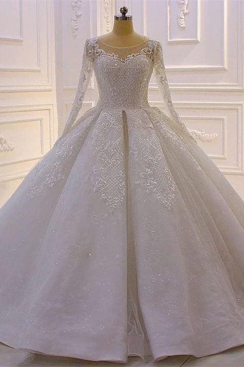 Glamoroso vestido de novia princesa de satén con mangas largas y encaje.