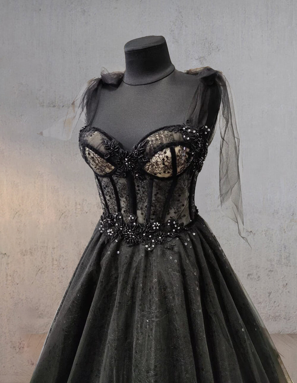 Vestido de novia negro con corte de corsé y tul con encaje brillante