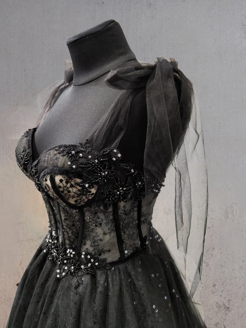 Vestido de novia negro con corte de corsé y tul con encaje brillante
