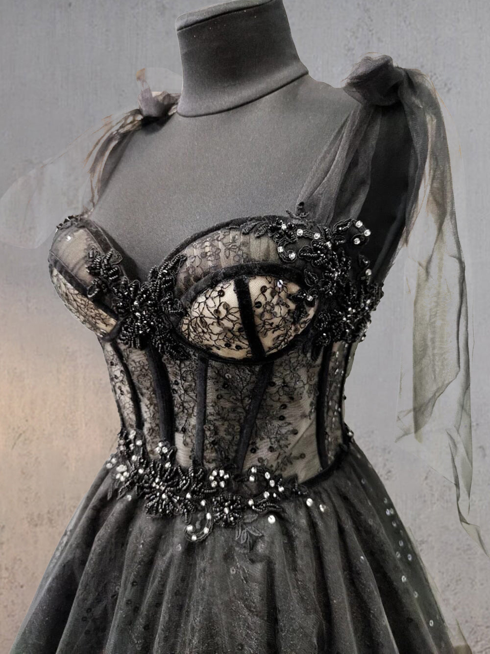 Vestido de novia negro con corte de corsé y tul con encaje brillante
