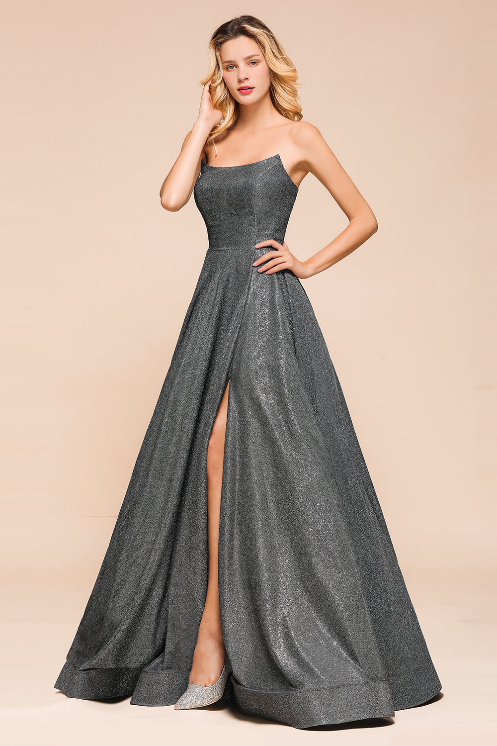 Glitzerndes, trägerloses, rückenfreies, langes Ballkleid mit Schlitz