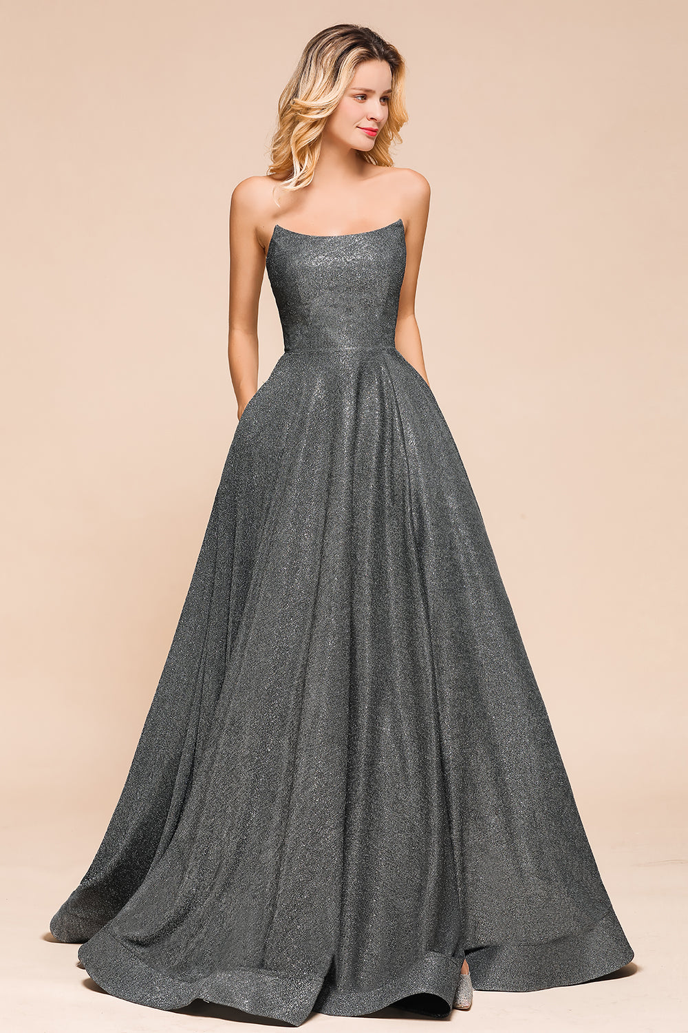 Glitzerndes, trägerloses, rückenfreies, langes Ballkleid mit Schlitz