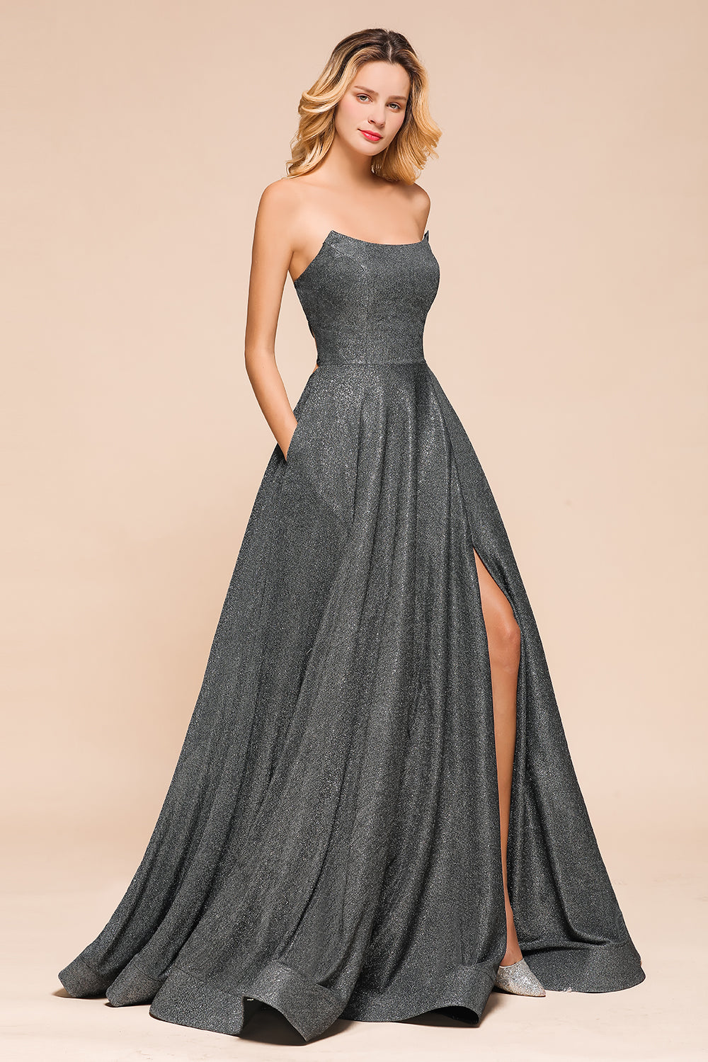 Glitzerndes, trägerloses, rückenfreies, langes Ballkleid mit Schlitz