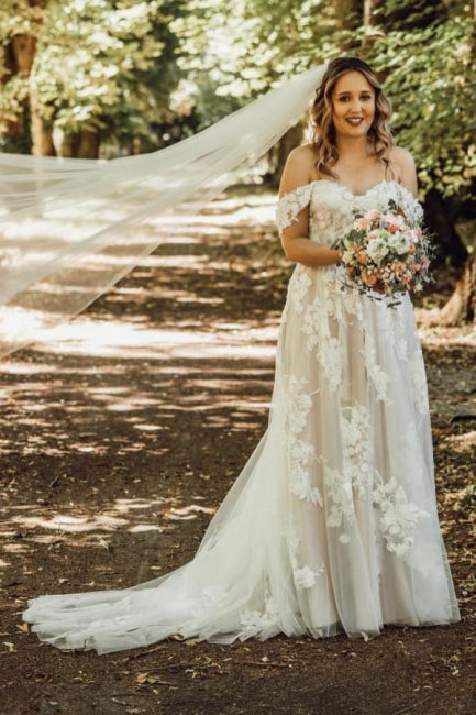 Hermosos vestidos de novia blancos sin mangas con hombros descubiertos, encaje y volantes en forma de A