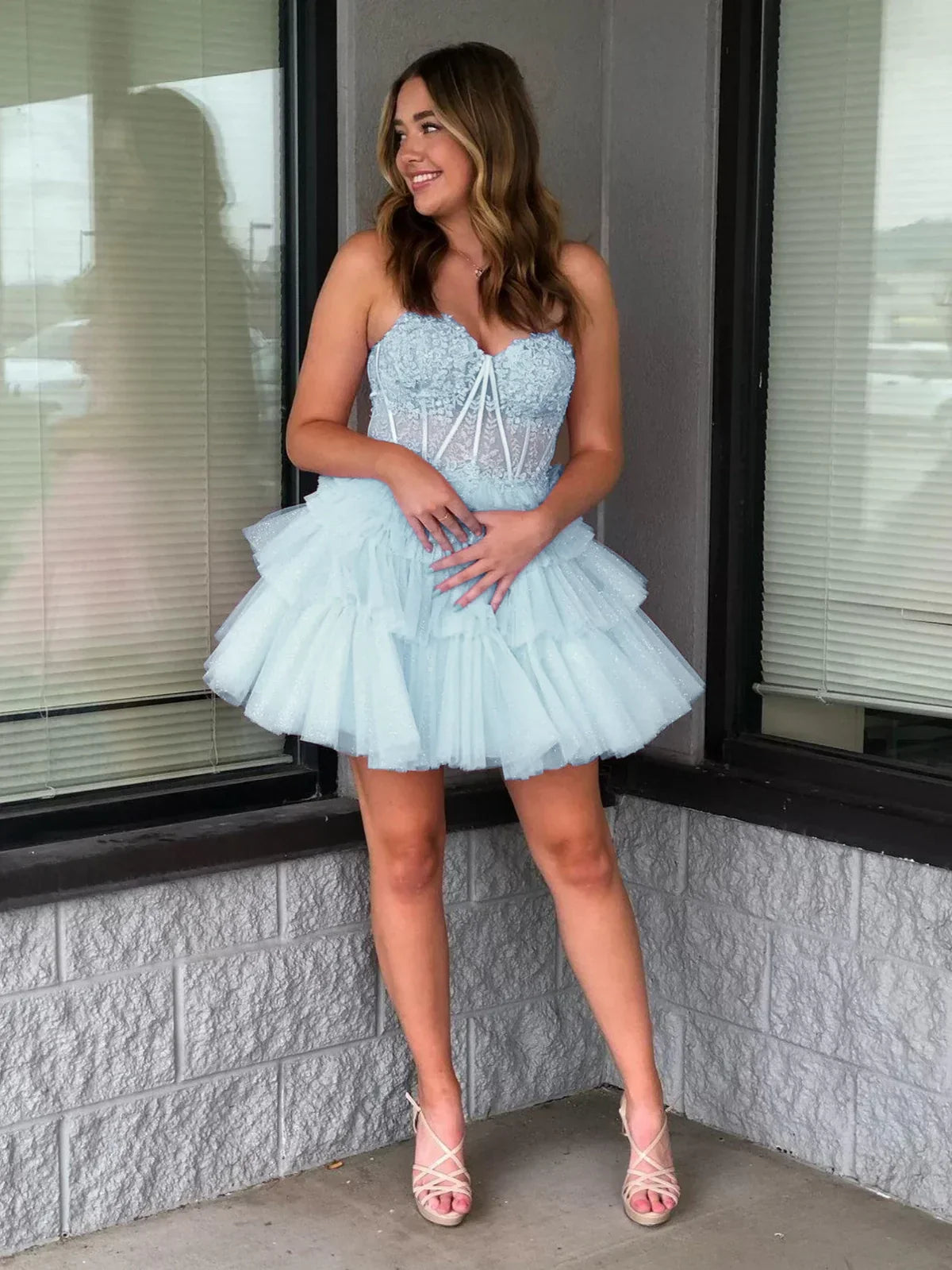 Vestido de fiesta de corte en A con escote en forma de corazón y volantes Ivy