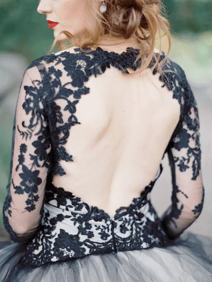 Wunderschönes A-Linien-Brautkleid mit V-Ausschnitt und langen Ärmeln in schwarzer Spitze