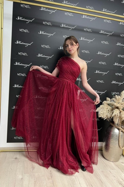 Wunderschönes burgunderrotes langes Glitzer-A-Linien-Abendkleid mit einer Schulter und Schlitz