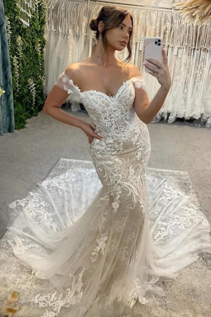 Wunderschönes säulenförmiges, schulterfreies, ärmelloses weißes Brautkleid mit Spitze und Schleppe
