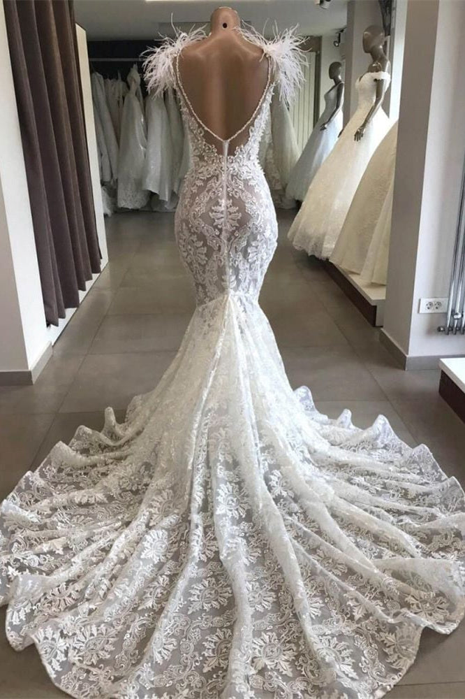 Wunderschönes langes Brautkleid aus Spitze mit Herzausschnitt und Pelz-Ausschnitt