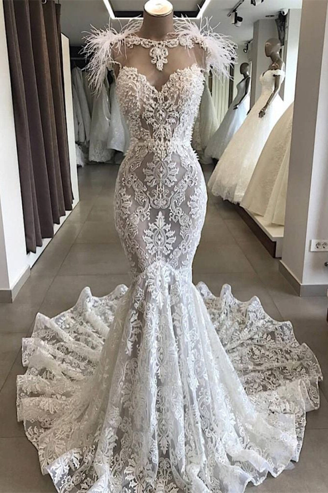 Wunderschönes langes Brautkleid aus Spitze mit Herzausschnitt und Pelz-Ausschnitt