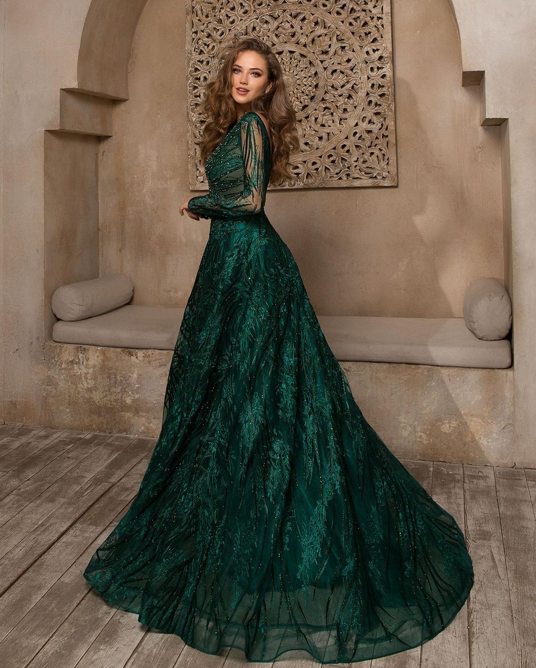 Wunderschönes langes A-Linien-Ballkleid mit Bateau-Ausschnitt, Spitzenapplikationen und Ärmeln