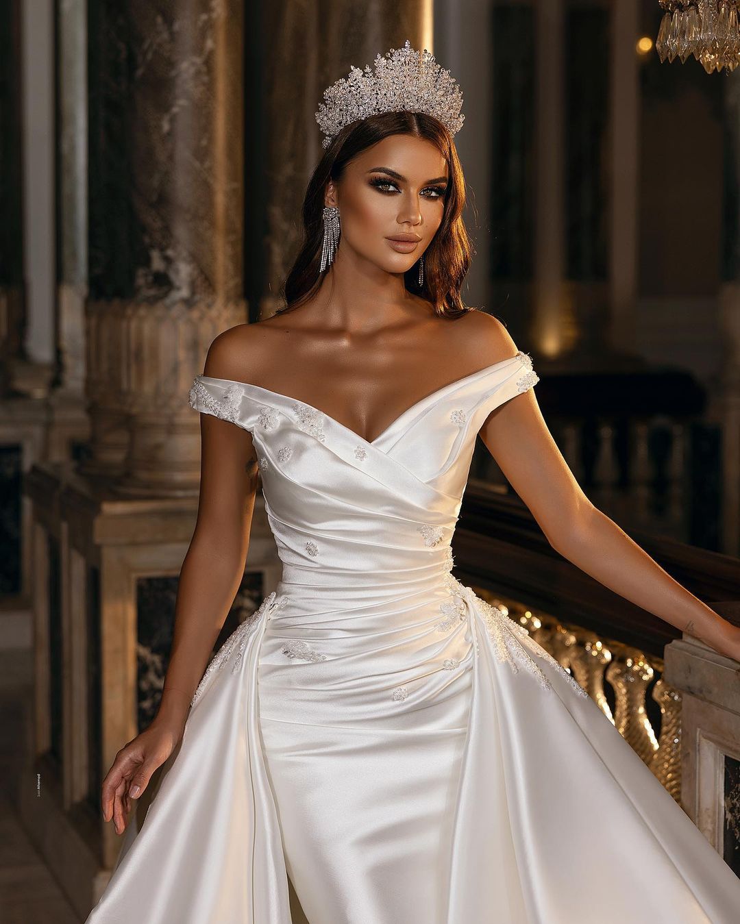 Wunderschönes langes A-Linien-Brautkleid aus Satin mit schulterfreiem Herzausschnitt und Rücken