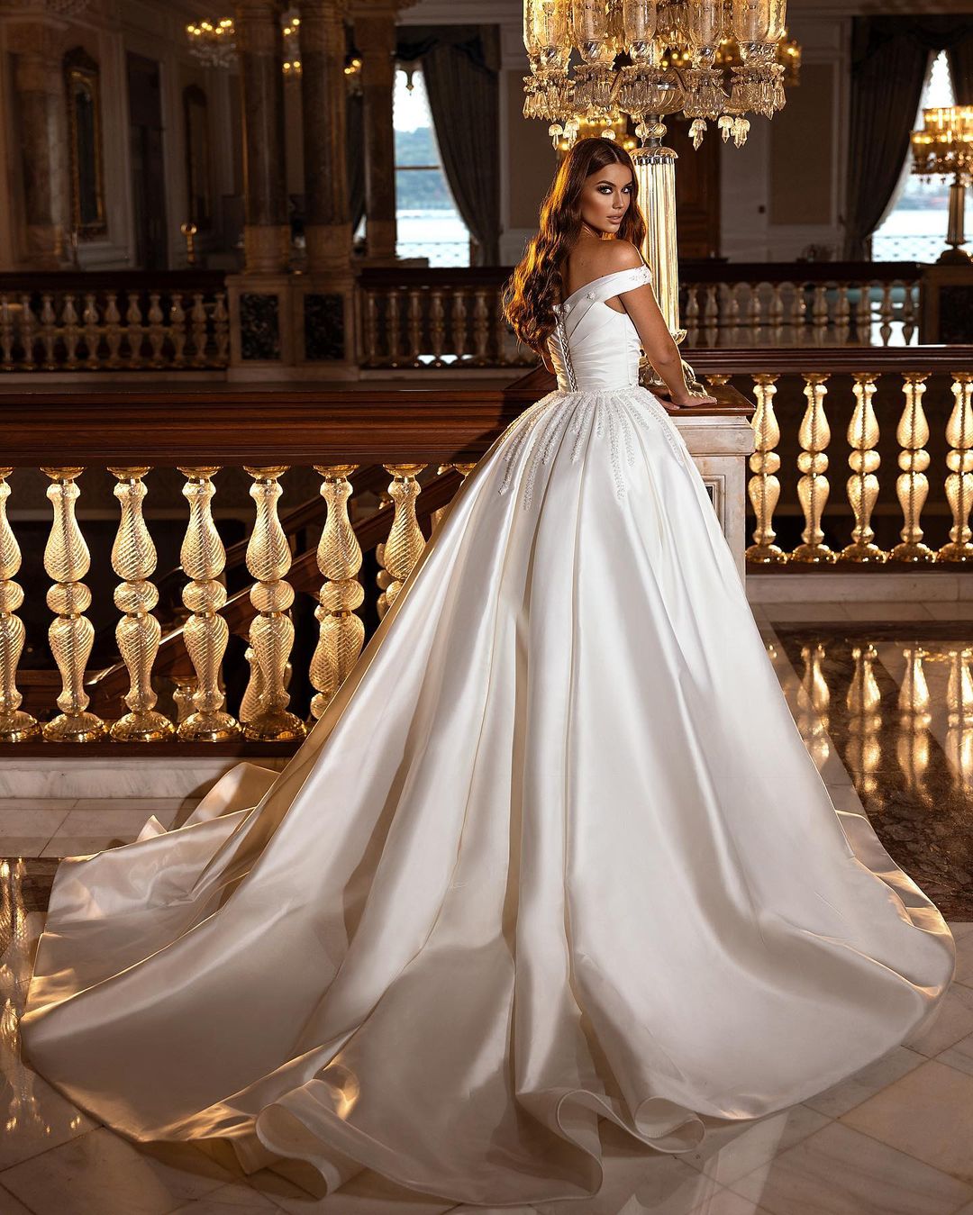 Wunderschönes langes A-Linien-Brautkleid aus Satin mit schulterfreiem Herzausschnitt und Rücken