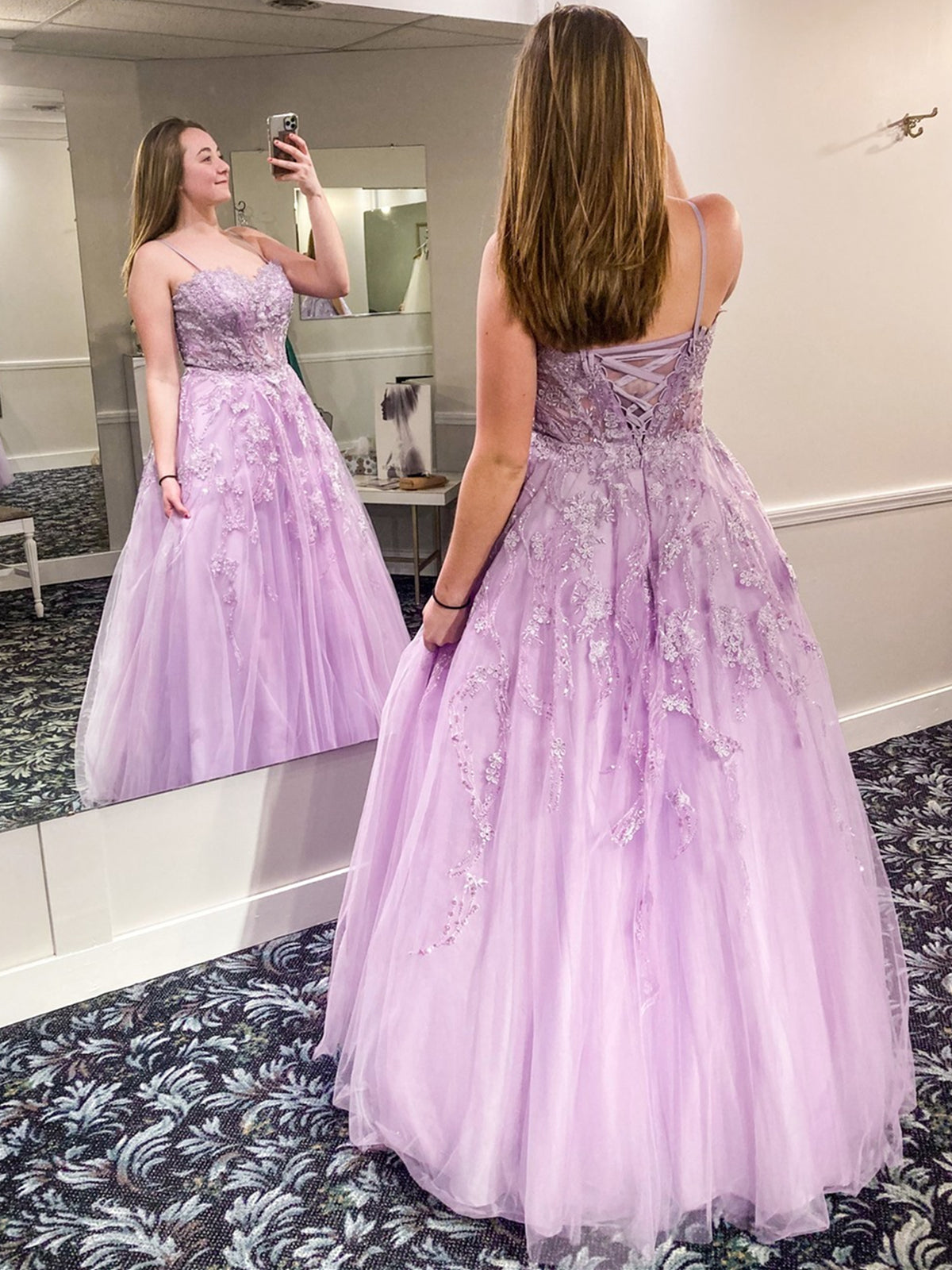 Hermoso vestido formal de fiesta de tul con escote en forma de A y encaje en forma de corazón