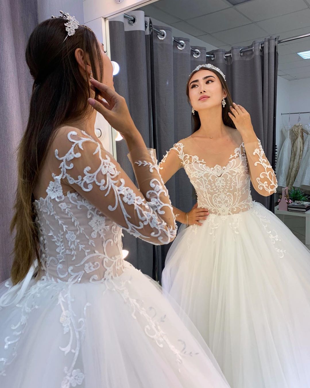 Wunderschönes langes A-Linien-Brautkleid aus Tüllspitze mit Ärmeln