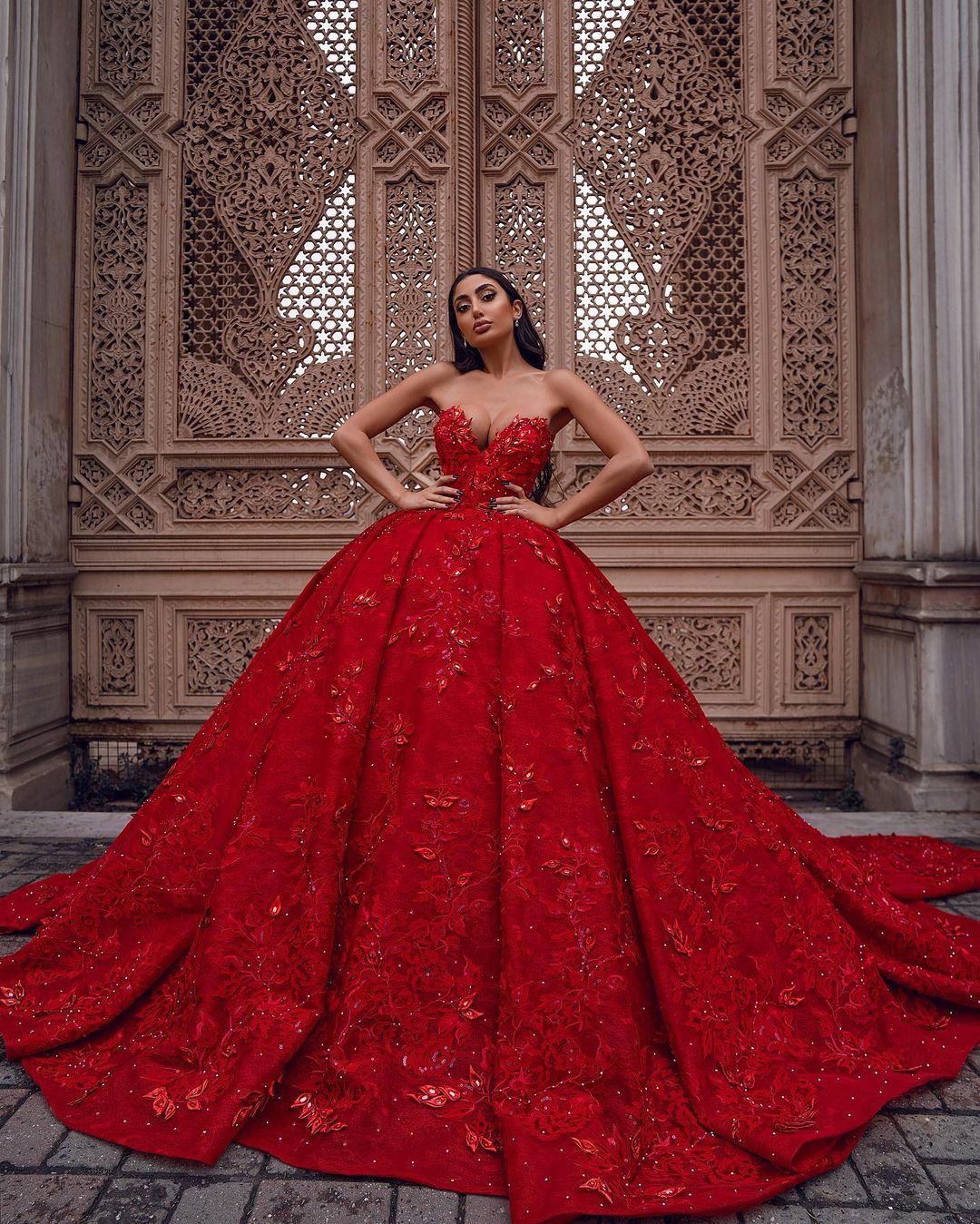 Wunderschönes langes Ballkleid mit Herzausschnitt und Satinspitze in Rot