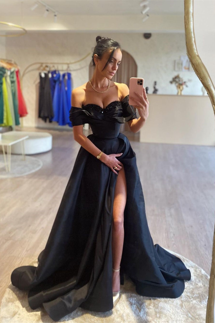 Hermoso vestido de fiesta largo negro de corte A con hombros descubiertos, cuentas y abertura