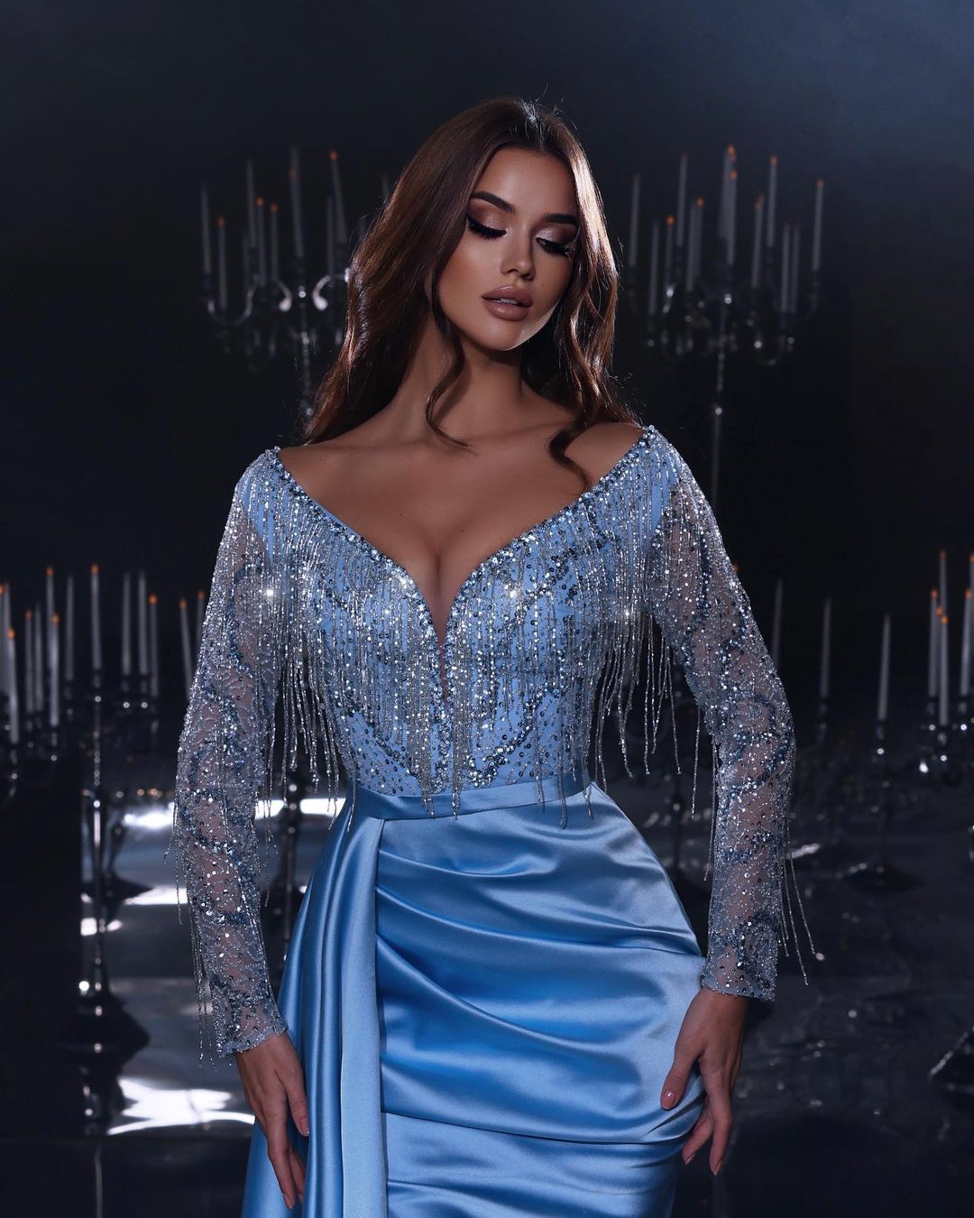 Hermoso vestido de fiesta largo de sirena azul con escote en V, lentejuelas y cuentas, con abertura y mangas largas