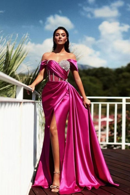 Hermosos vestidos de noche largos tipo sirena con hombros descubiertos, sin mangas y abertura con brillo