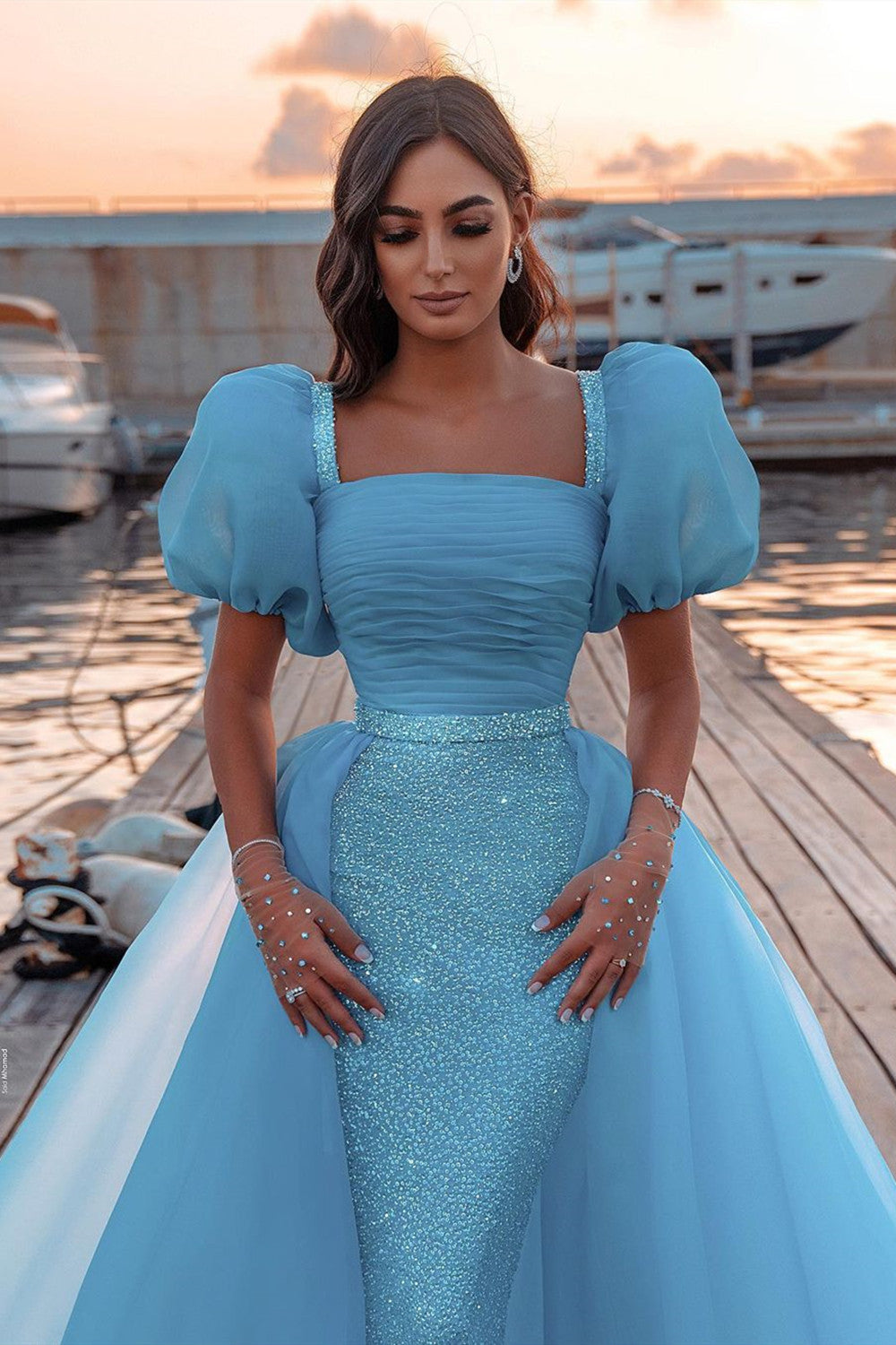 Wunderschönes langes Meerjungfrau-Ballkleid mit Puffärmeln und Pailletten und abnehmbarer Tüllschleppe