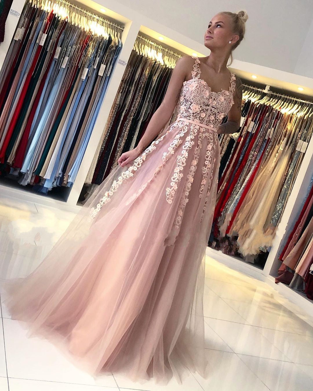 Wunderschönes langes A-Linien-Ballkleid mit offenem Rücken und Tüllspitze