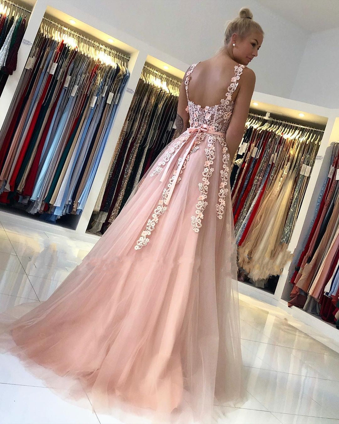 Wunderschönes langes A-Linien-Ballkleid mit offenem Rücken und Tüllspitze