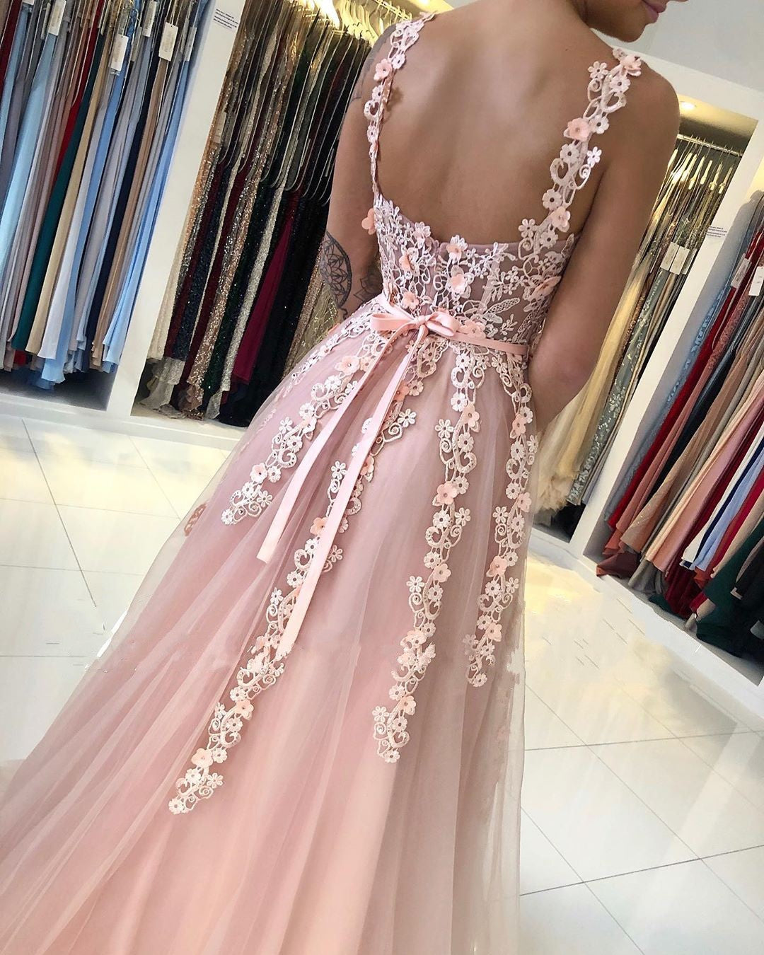 Wunderschönes langes A-Linien-Ballkleid mit offenem Rücken und Tüllspitze