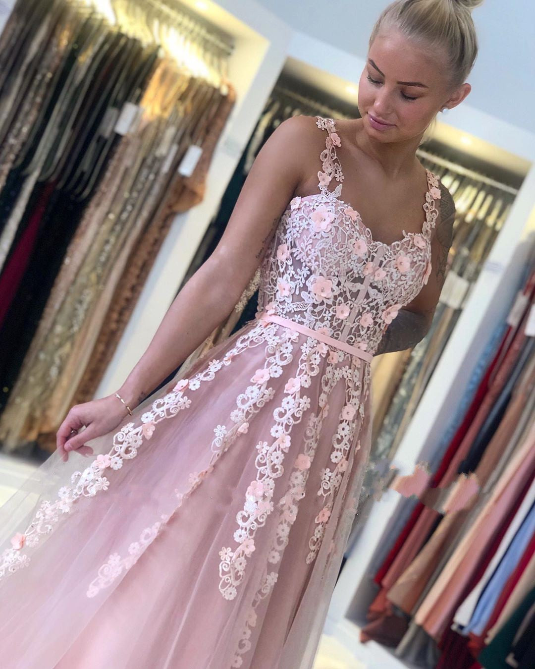 Wunderschönes langes A-Linien-Ballkleid mit offenem Rücken und Tüllspitze