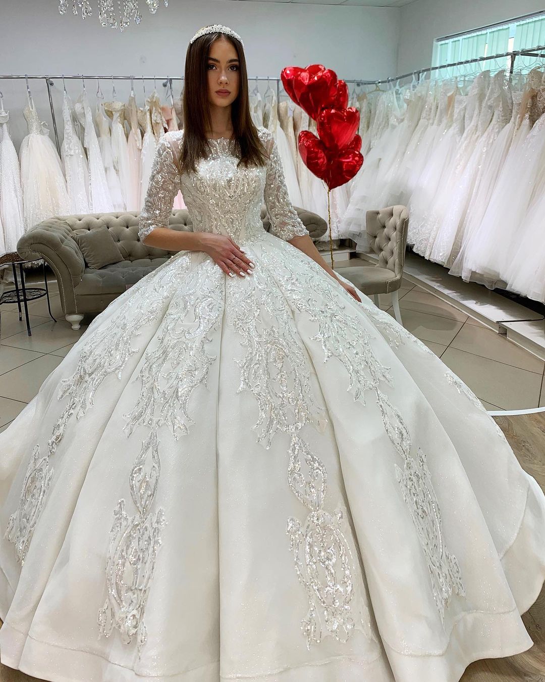 Wunderschönes langes Prinzessin-Brautkleid aus Satin mit Bateau-Ausschnitt, Applikationen und Spitze und Ärmeln