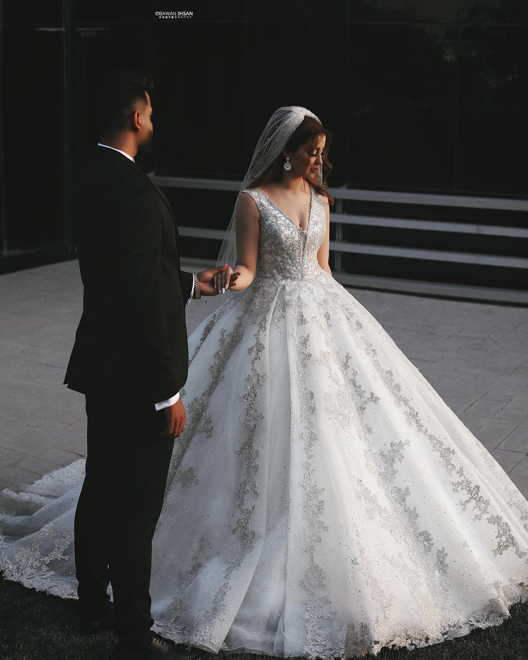 Wunderschönes langes Prinzessinnen-Brautkleid mit V-Ausschnitt, Tüll und Spitzenapplikationen