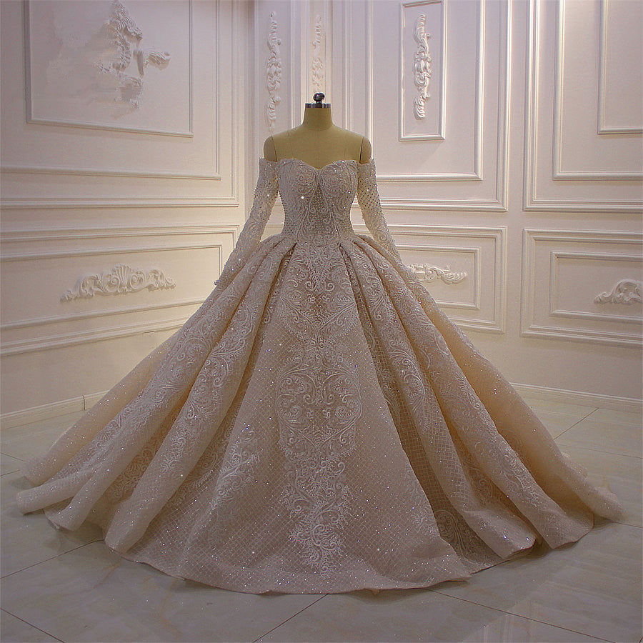Wunderschönes Ballkleid-Brautkleid mit langen Ärmeln und schulterfreier Spitze