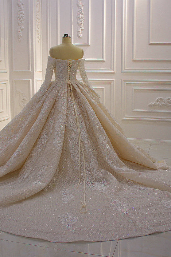Wunderschönes Ballkleid-Brautkleid mit langen Ärmeln und schulterfreier Spitze