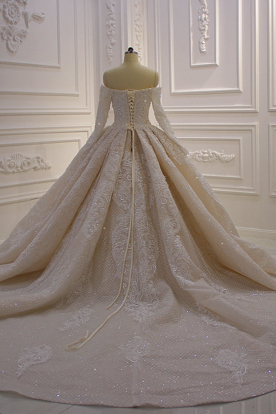 Wunderschönes Ballkleid-Brautkleid mit langen Ärmeln und schulterfreier Spitze